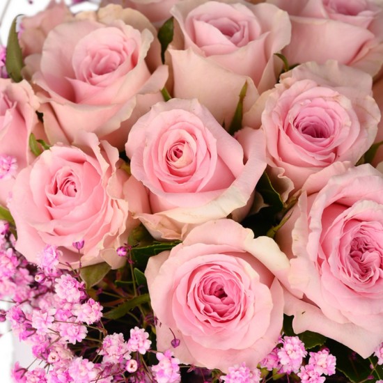 Big Pink τριαντάφυλλα με γυψοφίλη σε σικ κουτί πολυτελείας 
